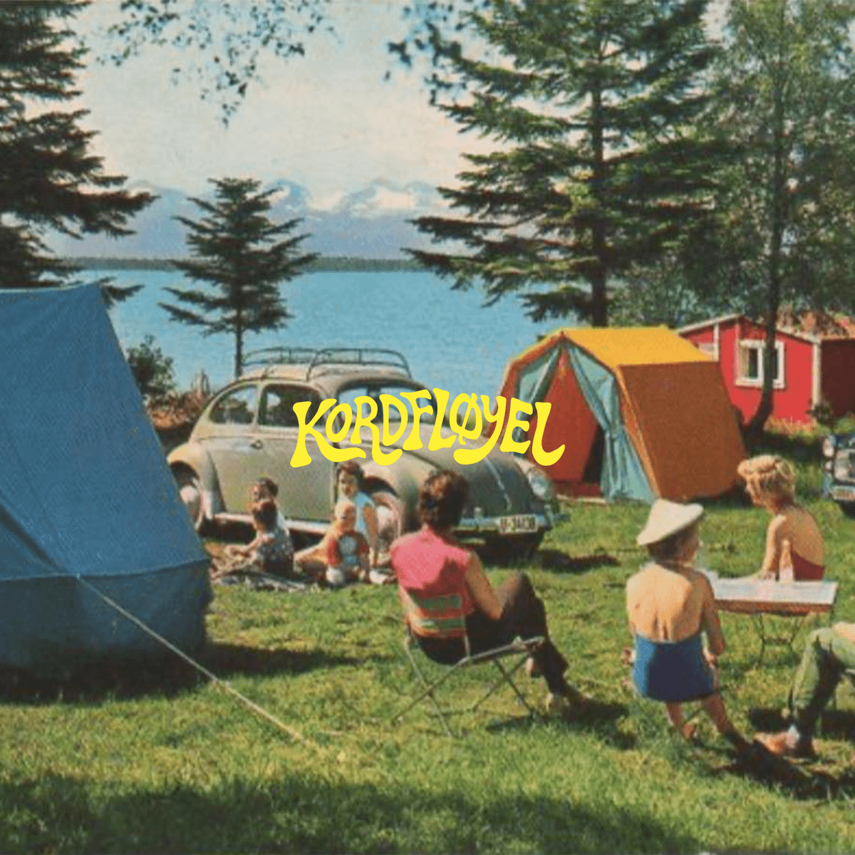 Soria Moria — albumcover. Vintage campingpostkort med fjord, telt og folkevognboble.